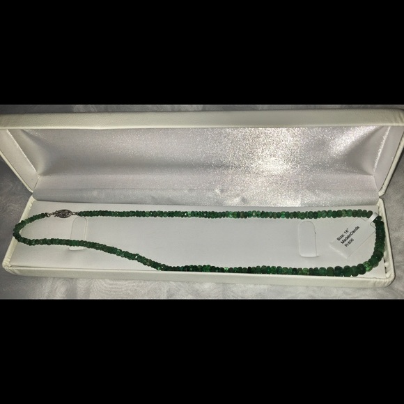 16 in Emeralds necklace with white gold clasp - Picture 6 of 8